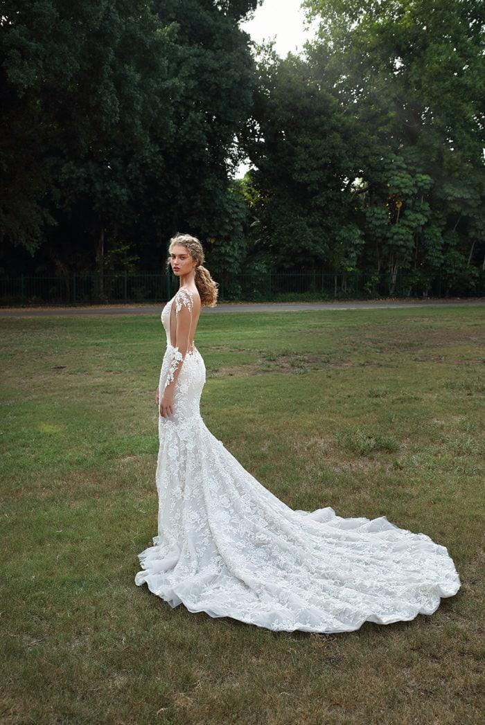 Stylish White Floral Lace Mermaid Beach Bridal Dress Long Sleeves V-Neck Wedding Gown