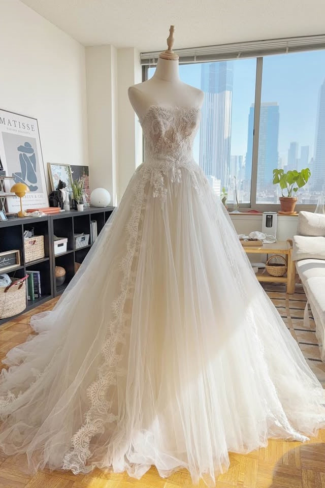 Suzhoufashion Strapless A Line Wedding Dress Sleeveless Lace Appliqued Floor Length Tulle Bridal Gown