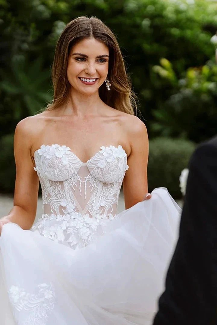 Sweetheart Sleeveless Appliques Lace Boho Wedding Dress Bridal Gown (ZD16162)