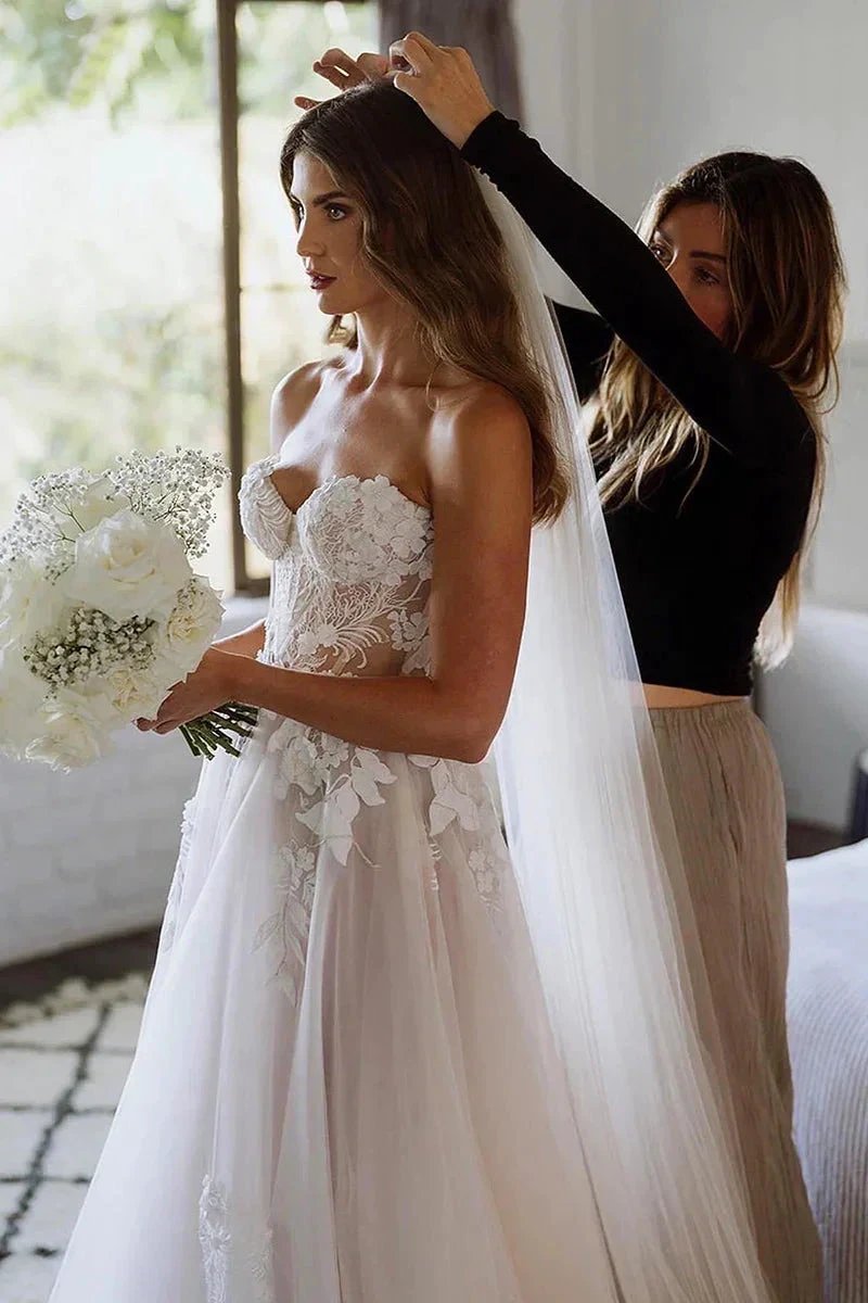 Sweetheart Sleeveless Appliques Lace Boho Wedding Dress Bridal Gown (ZD16162)