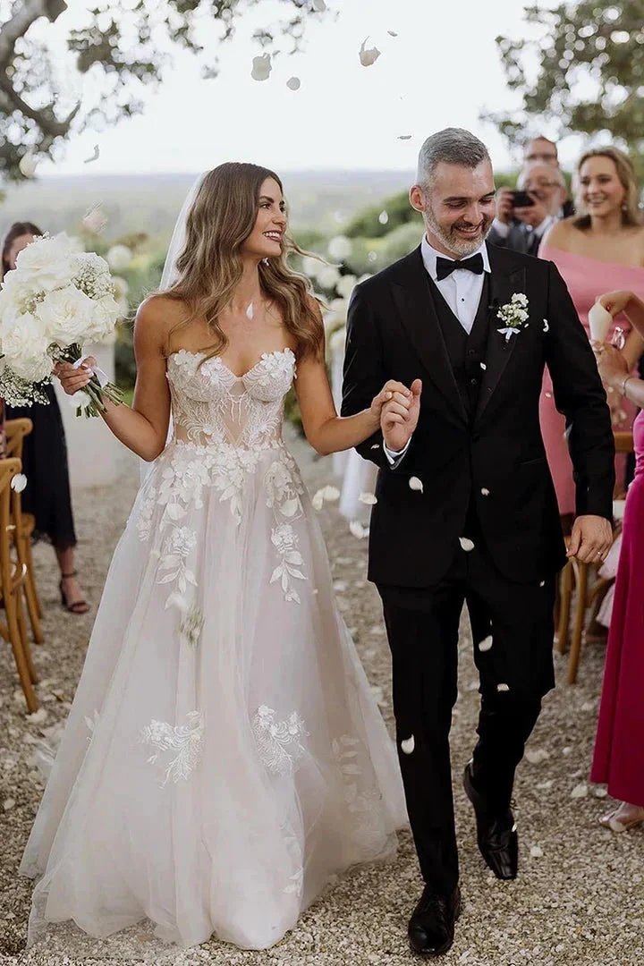 Sweetheart Sleeveless Appliques Lace Boho Wedding Dress Bridal Gown (ZD16162)