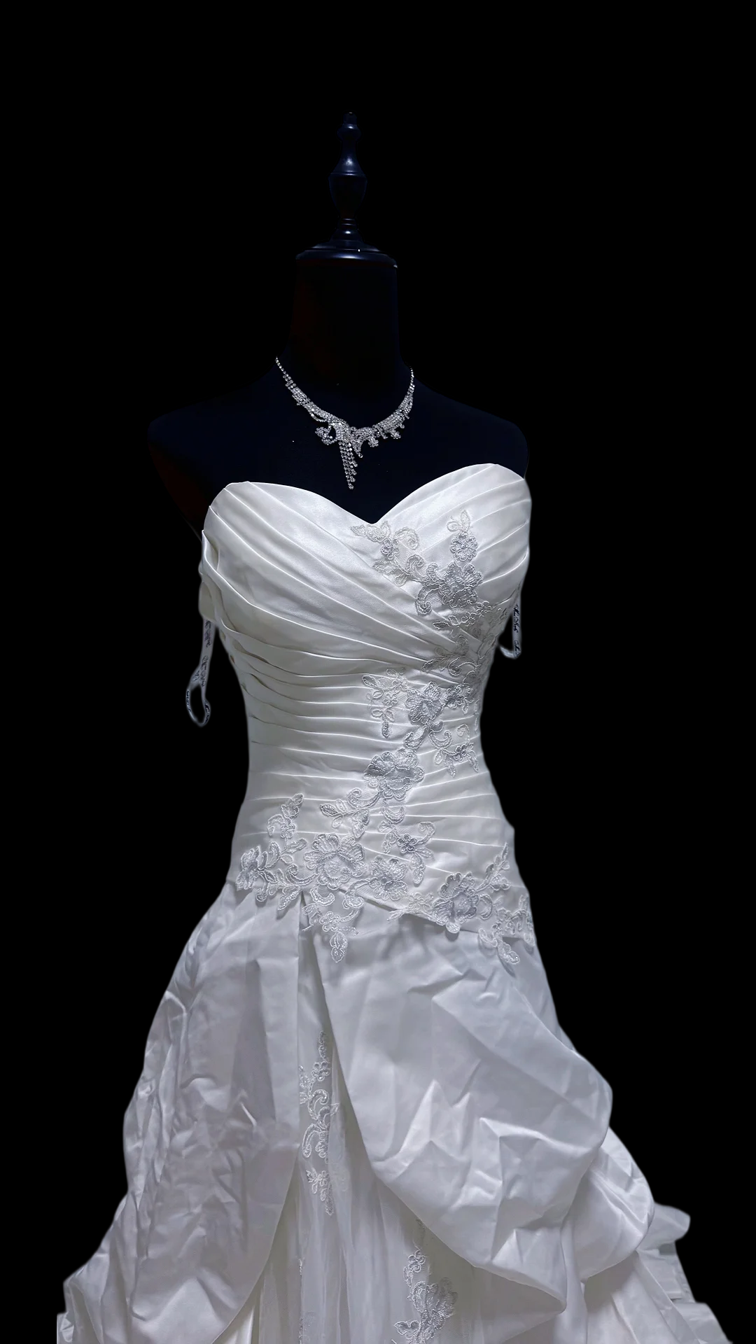 Sweetheart White Sheath Wedding Dress With Appliques