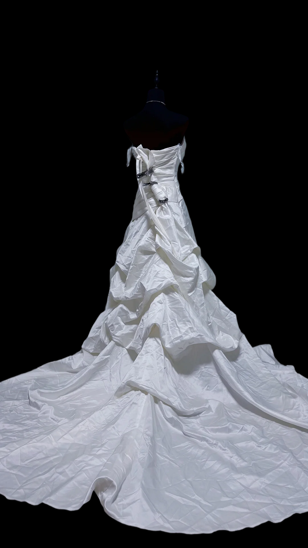 Sweetheart White Sheath Wedding Dress With Appliques