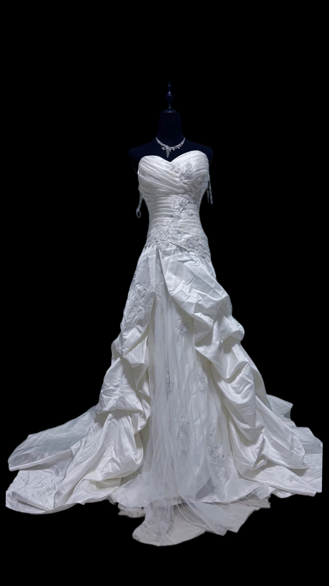 Sweetheart White Sheath Wedding Dress With Appliques