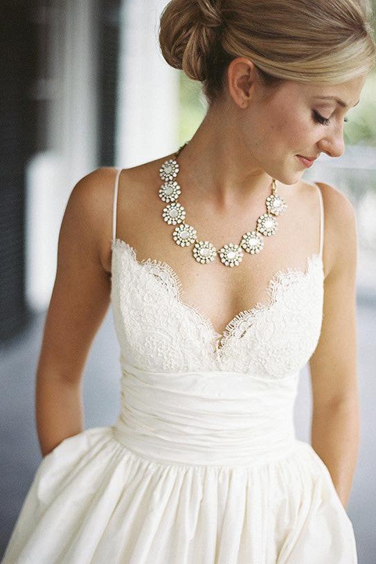 V-neck Spaghetti Straps Outdoor Wedding Dresses Satin Beach Bridal Gowns with Lace