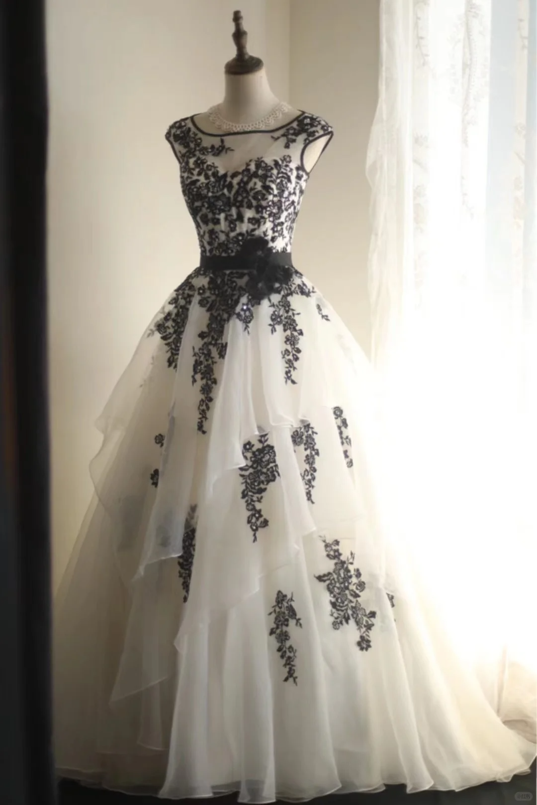 Elegant White Tulle Lace Appliques Formal Wedding Dress