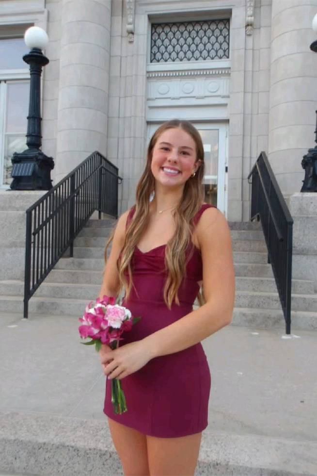 V-Neck Burgundy Sheath Short Homecoming Dress