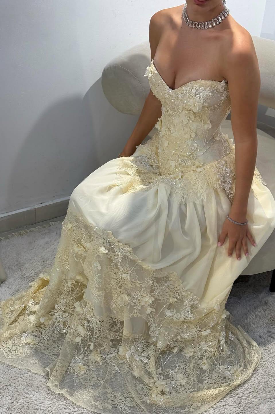 Gorgeous A Line Sweetheart Light Yellow Lace Prom Dress with Structured Bodice