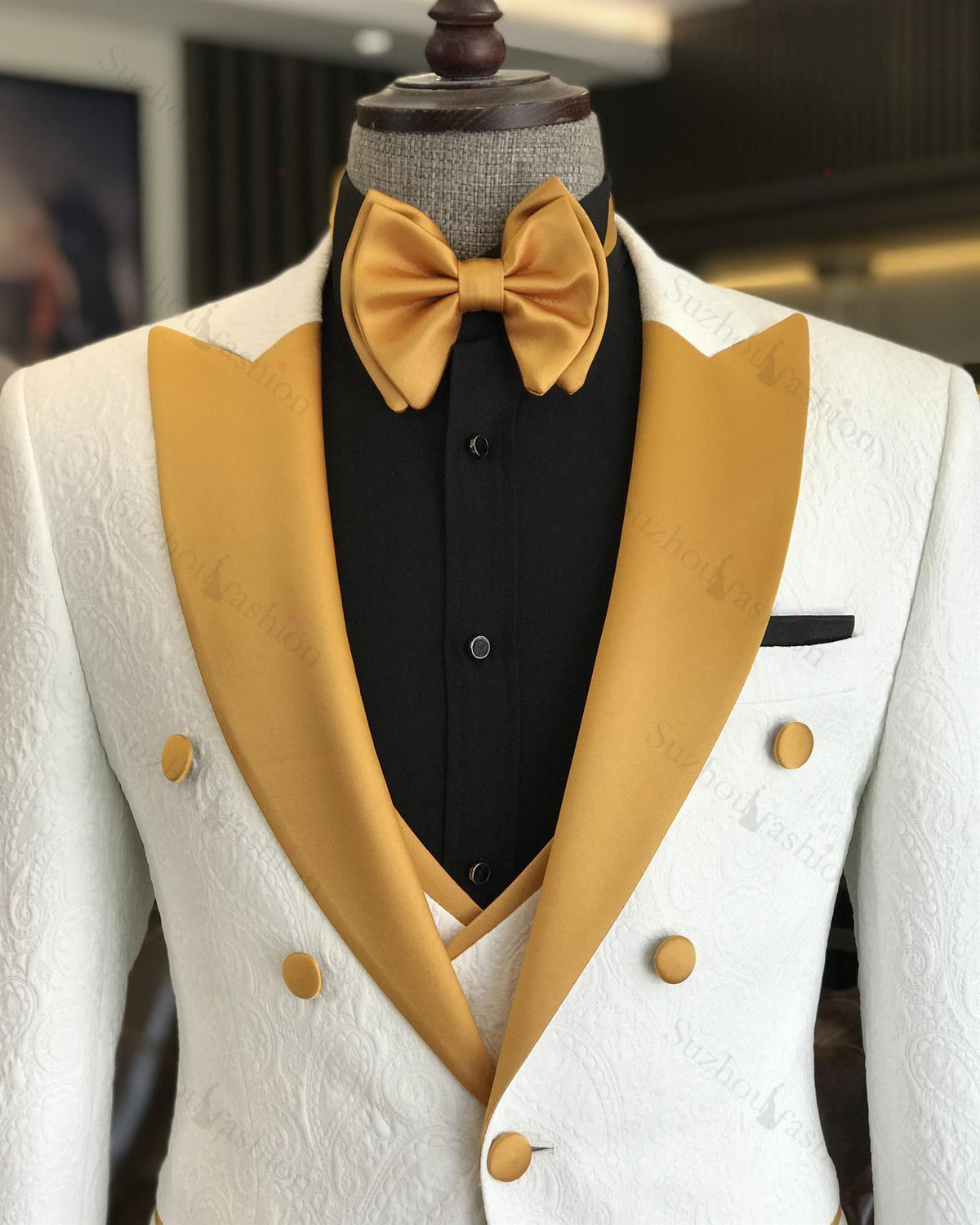 White Jacquard Three Piece Peaked Lapel Wedding Suit for Men