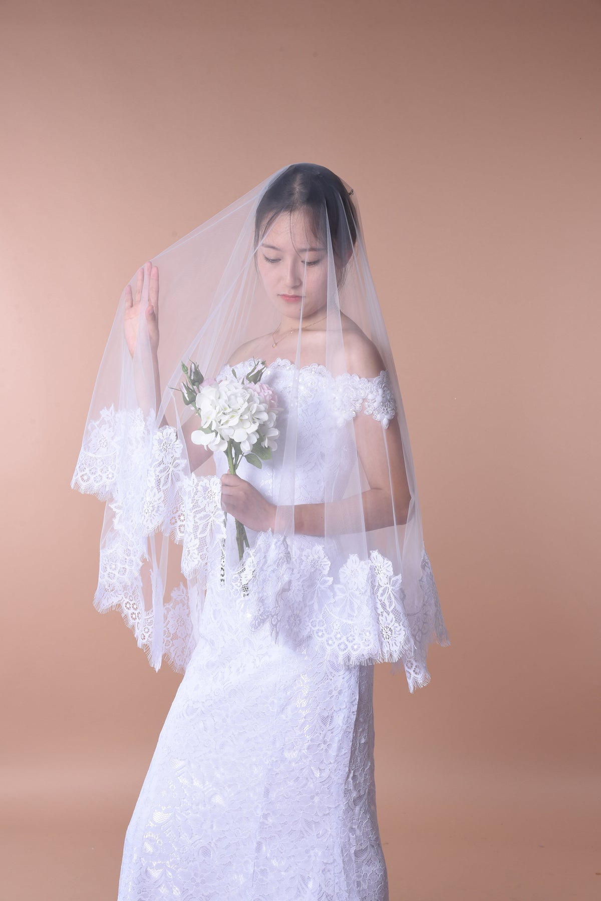 White Short Lace Wedding Veil