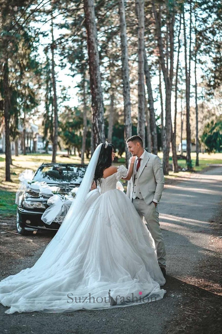 White Wedding Dress Sweetheart Ball Gown Off The Shoulder Sleeveless Cathedral Train Ruffles Tulle Bridal Gown
