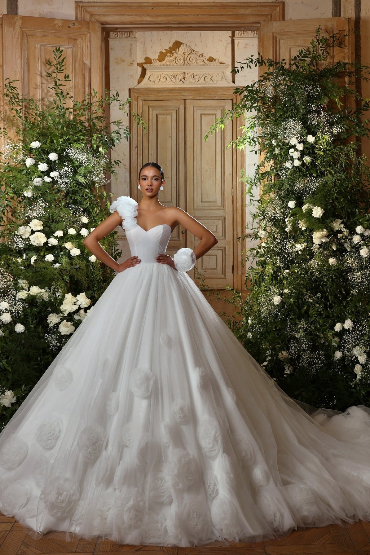 White Wedding Dress Sweetheart Ball Gown One Shoulder Sleeveless Cathedral Train Tulle Bridal Gown With Handmade Flowers