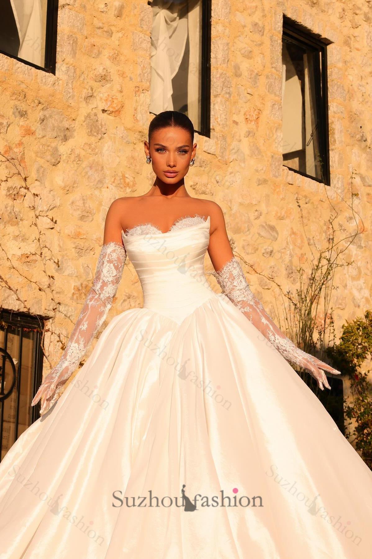 White Wedding Dress Sweetheart Ball Gown Sleeveless Floor Length Satin Bridal Gown With Lace