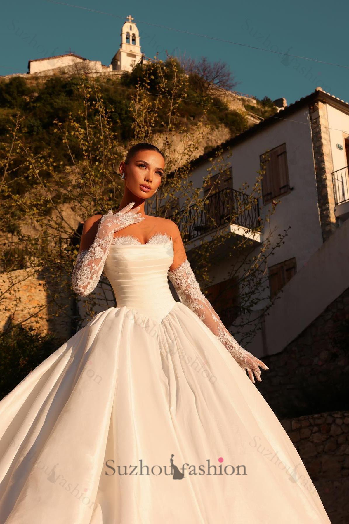 White Wedding Dress Sweetheart Ball Gown Sleeveless Floor Length Satin Bridal Gown With Lace