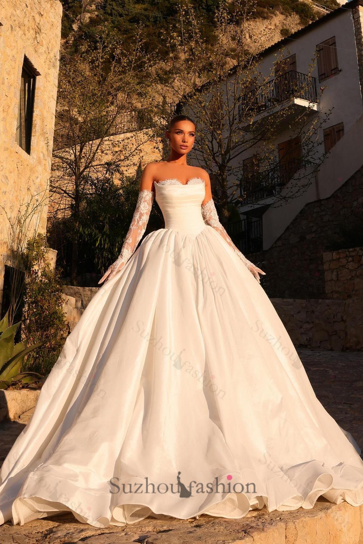 White Wedding Dress Sweetheart Ball Gown Sleeveless Floor Length Satin Bridal Gown With Lace
