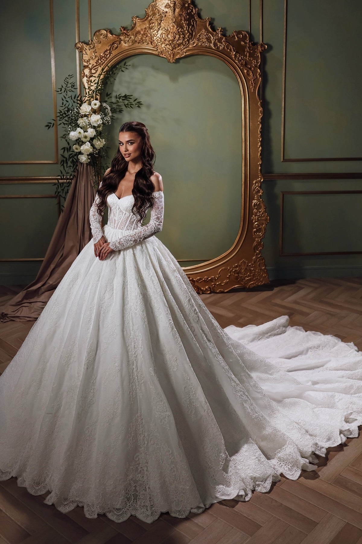 White Wedding Dress Sweetheart Off The Shoulder Long Sleeves Ball Gown Cathedral Train Lace Bridal Gown