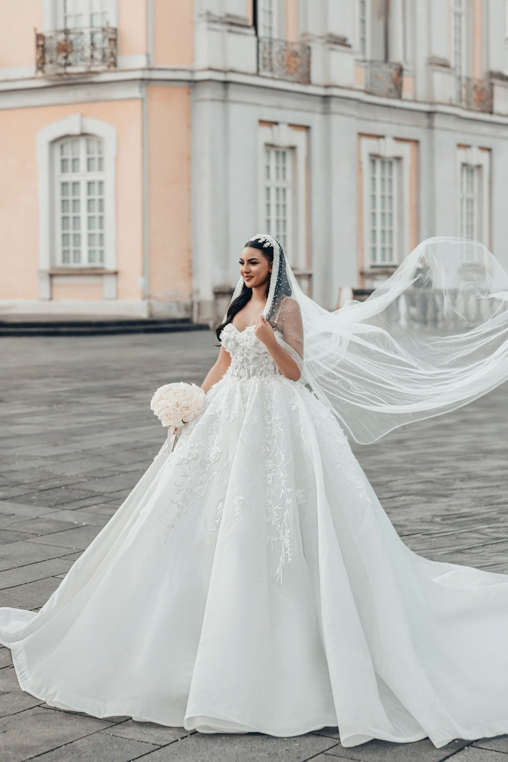 White Wedding Dress Sweetheart Spaghetti Strap Sleeveless Sequined Ball Gown Long Tulle Bridal Gown With Appliques