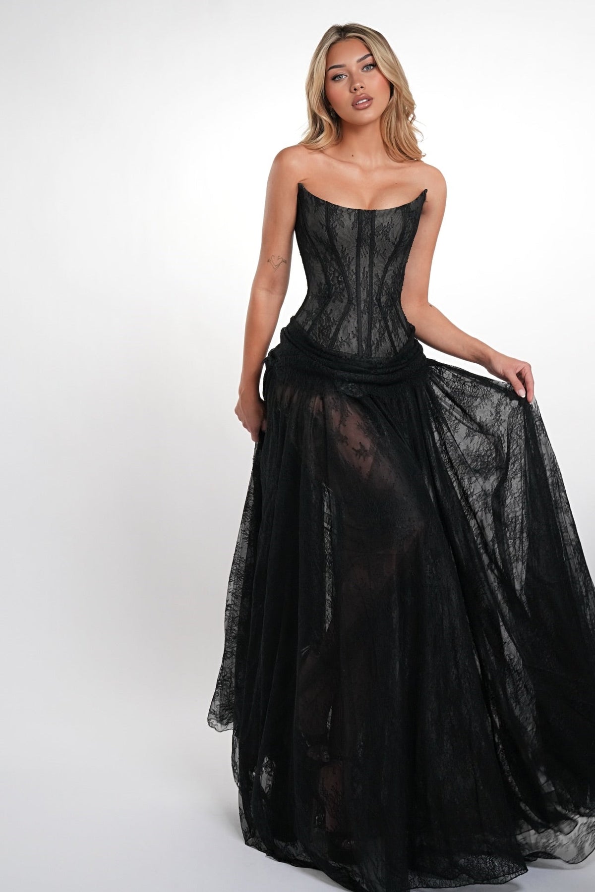 Elegant Black Strapless Sleeveless Lace Prom Dresses A-Line With Lace-Up Back