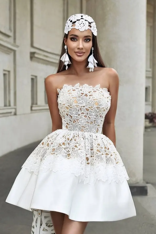Glamorous Strapless Sleeveless Mini Lace Homecoming Dresses