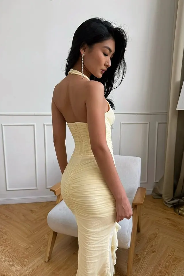 Dazzling Daffodil V-Neck Halter Sleeveless Mermaid Prom Dresses Column With Pleats Zipper