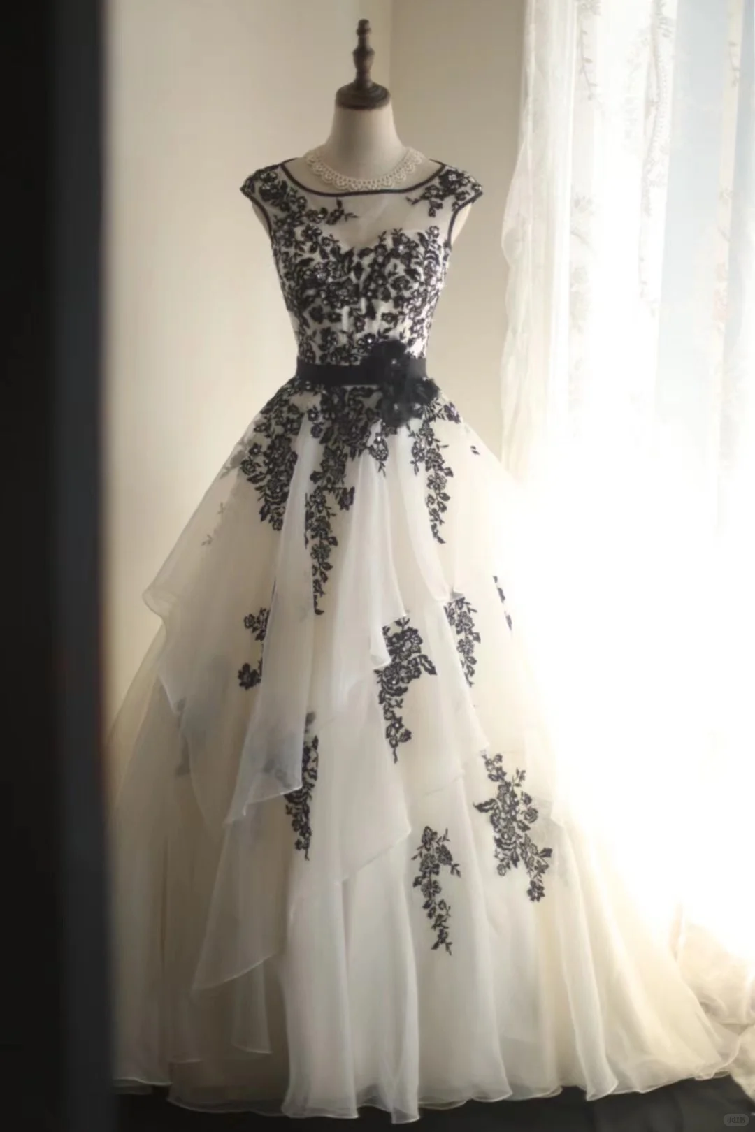 Vintage Black White Tulle Appliques Formal Wedding Dress Long Party Dress - View 2 | FashionDia