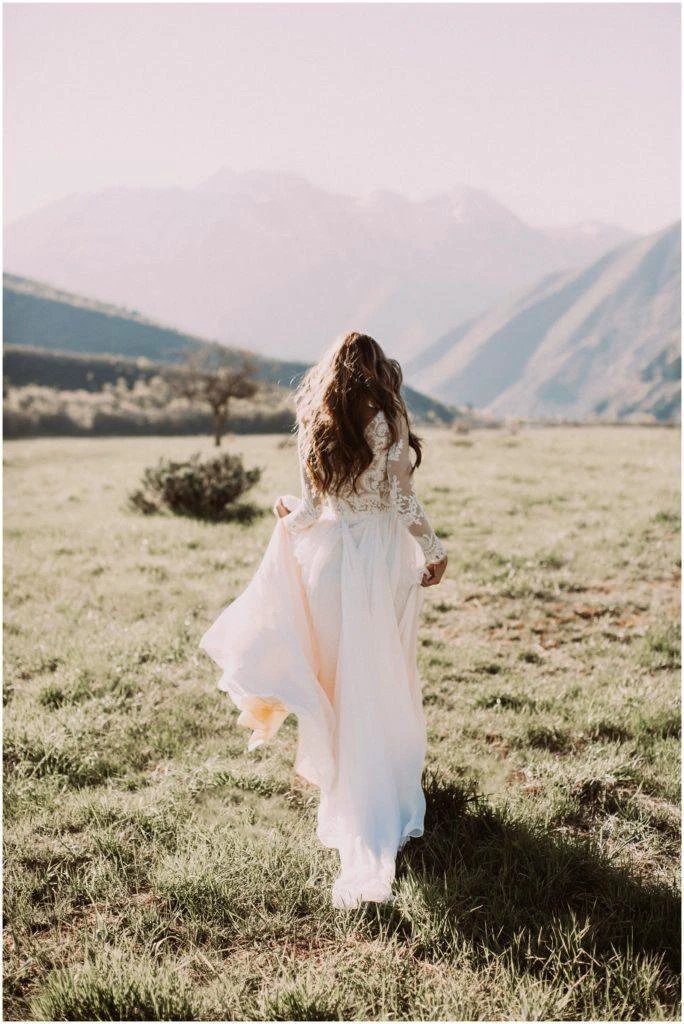 A-line Scoop Lace Wedding Dress Long Sleeve Rustic Wedding Dresses (ZD16359)