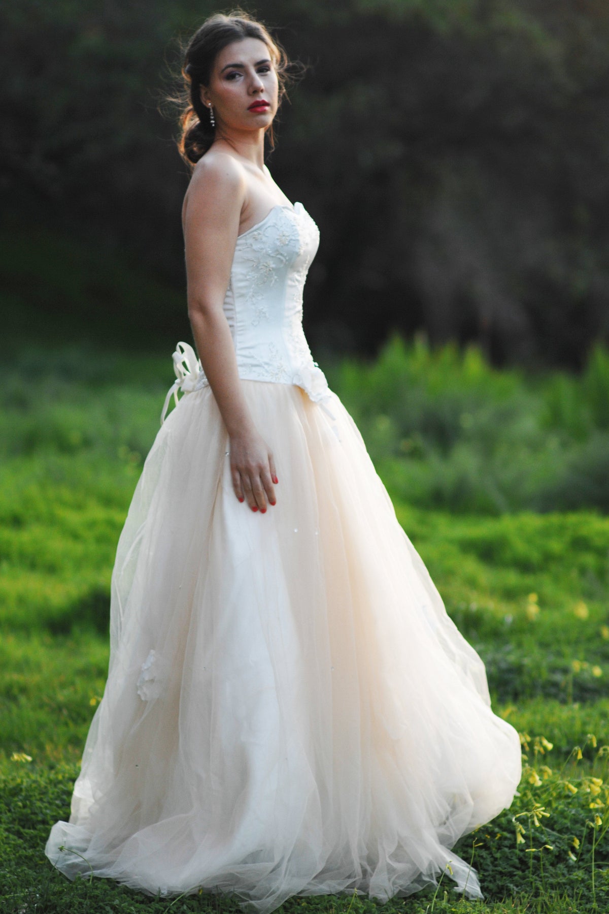 A-Line Sweetheart Floor-Length Tulle Handmade Flower Beading Wedding Dress