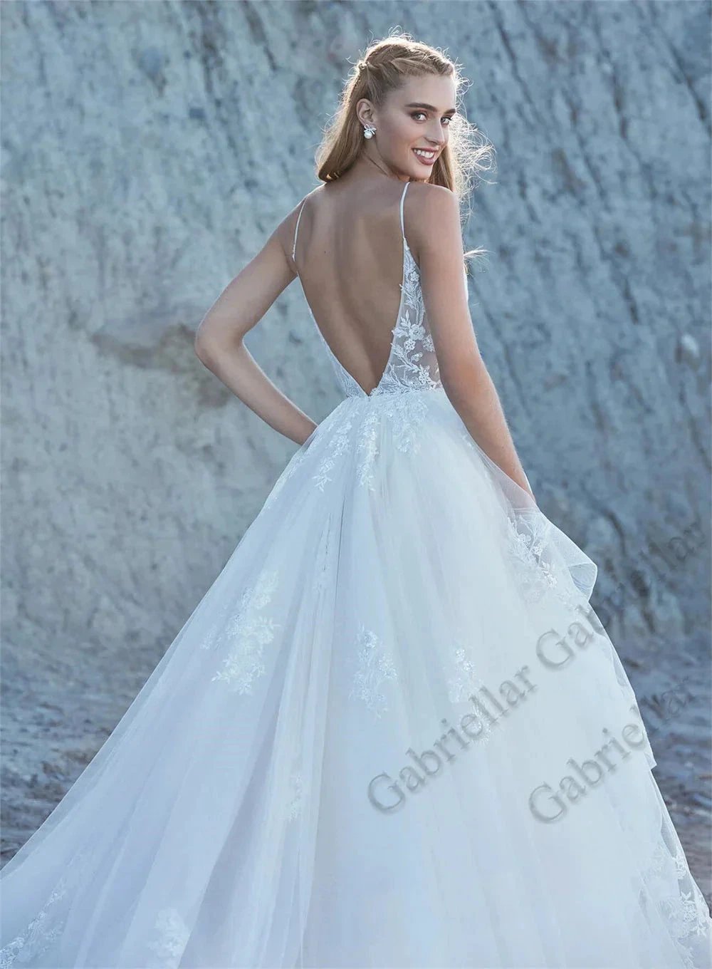 Delicate Ruffled Spaghetti Straps Wedding Dresses V-neck Appliques A-line Wedding Gowns Abito Da Sposa Customer Made (ZD13420)