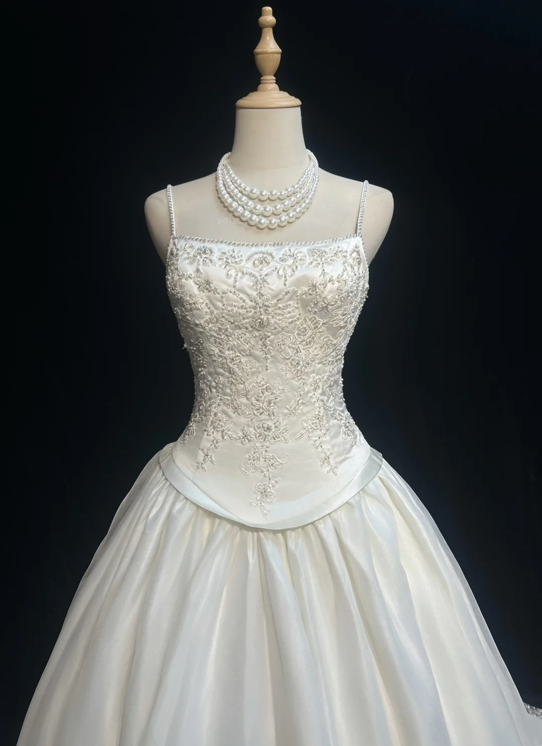 White Elegant Wedding Dress With Beads Flowers Satin Wedding Gowns fg8593