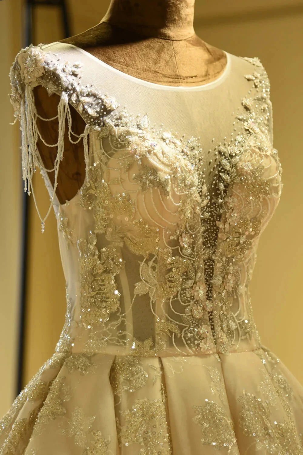Amazing Princess Lace-up Sparkly Beading Tulle Ivory Princess Wedding Dress (ZD13890)
