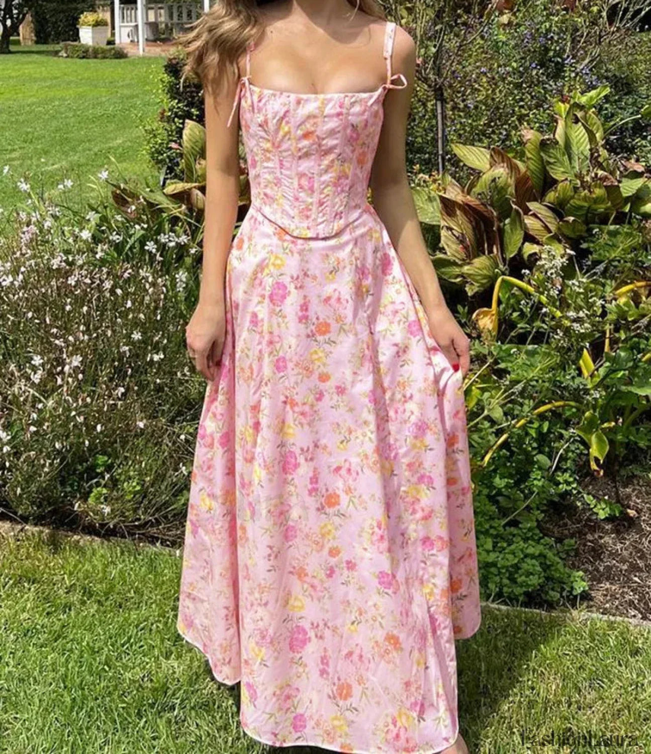 Backless Ribbed Spaghetti Vintage Inspired Dress for Modern Casual Wear