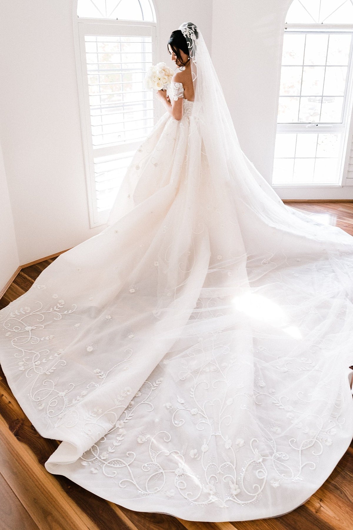 Ball Gown Off-the-shoulder Floor-Length Tulle Applique Wedding Dress