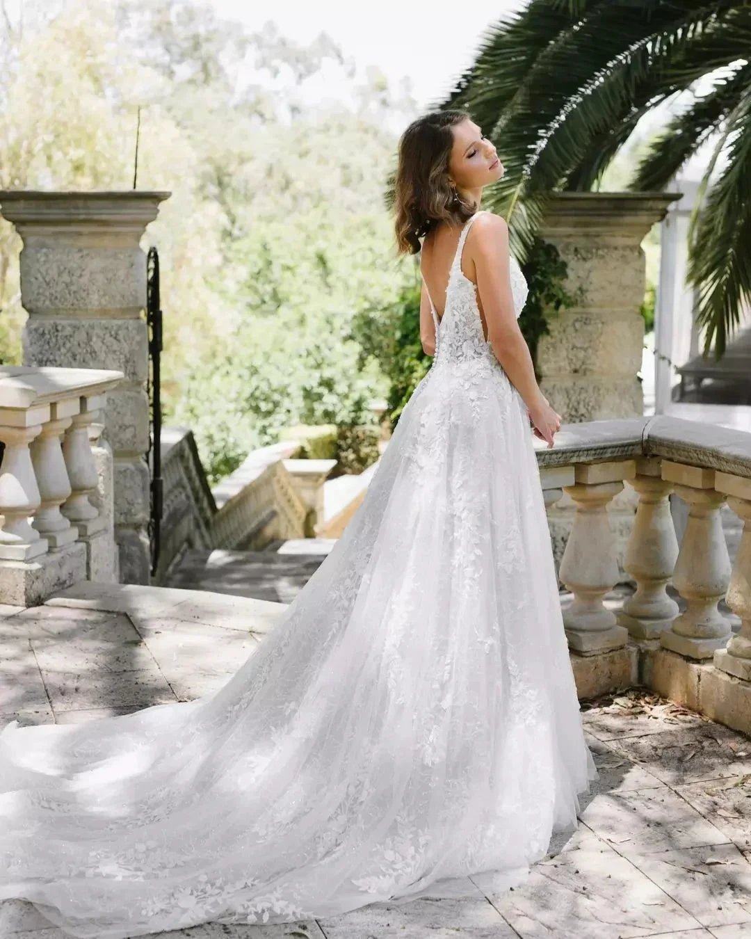 Beautiful A-Line Lace Scoop Sleeveless White Long Wedding Dress With Appliques (ZD15536)