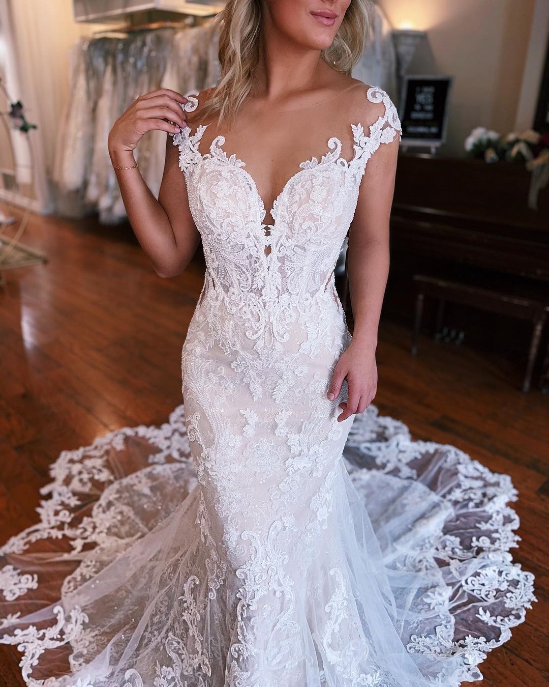 Beautiful Long Mermaid Wedding Dress With Lace Sleeveless And Detachable Train (ZD17493)