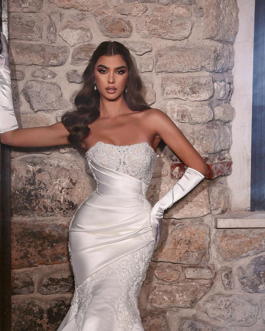 Beautiful Long Mermaid White Lace Sleeveless Wedding Dress With Appliques (ZD16513)