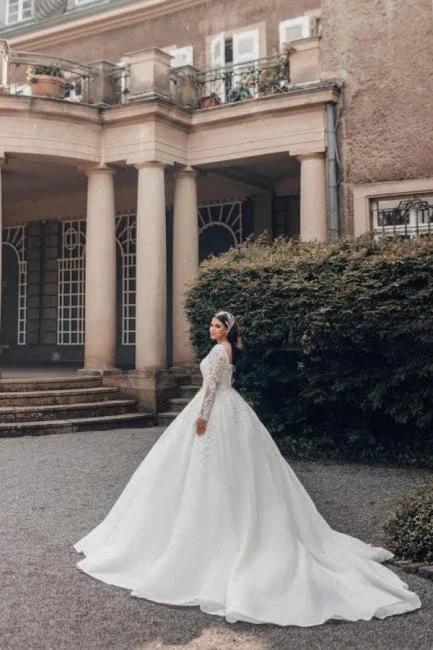 Beautiful Long White A-line Square Neck Lace Wedding Dress with Long Sleeves (ZD15550)
