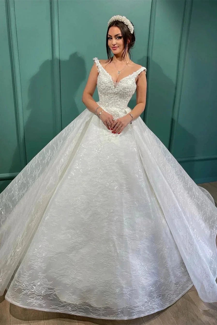 Beautiful Long White A-line V-neck Lace Sleeveless Wedding Dress (ZD14817)