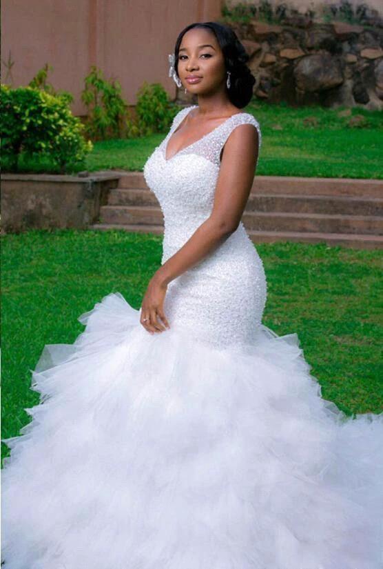 Beautiful Mermaid V-Neck Wedding Dress Sleeveless Beading Bridal Gown (ZD13852)