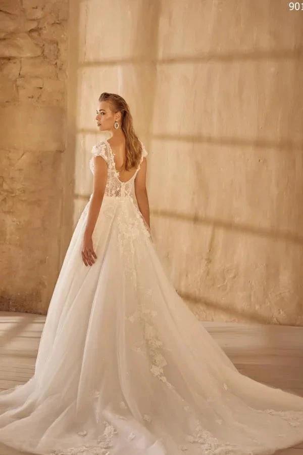 Beautiful V-neck Long A-line Lace Tulle Sleeveless Wedding Dresses (ZD15648)