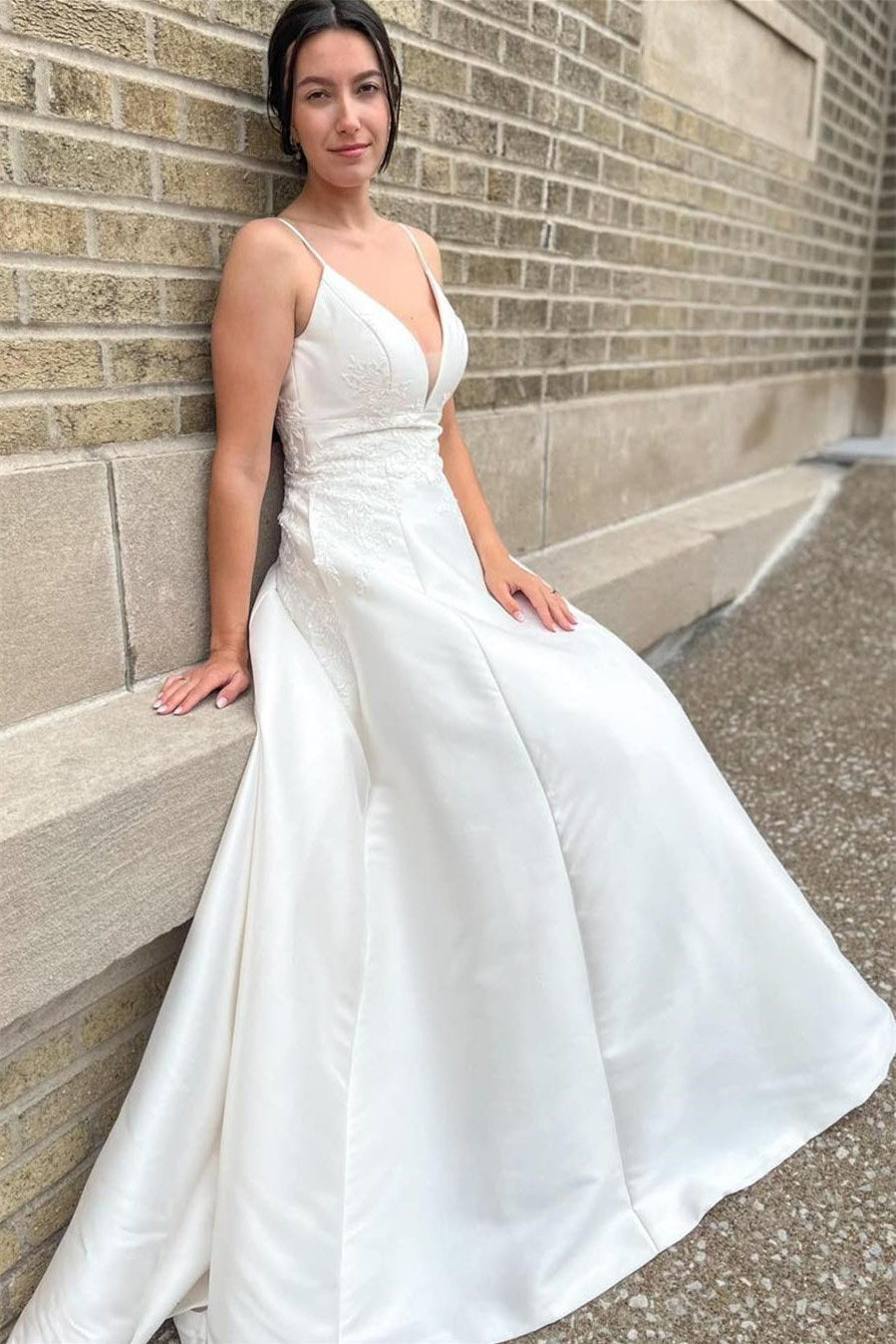 Beautiful V-Neck Spaghetti-Straps A-Line Wedding Dresses Satin Open Back With Appliques Lace Buttons