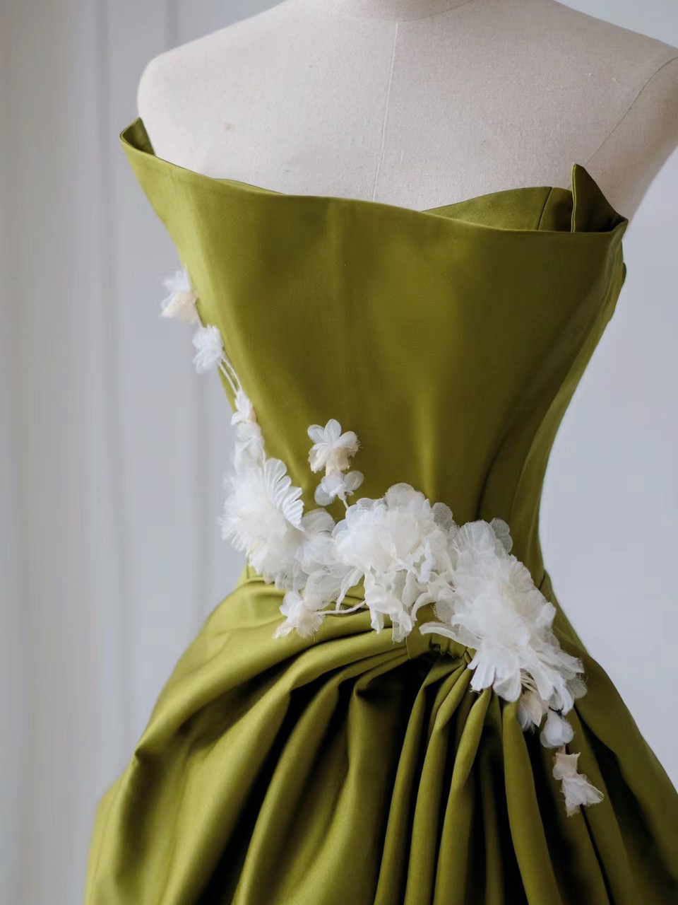 Chic Green Satin Strapless Appliques Prom Dress Long Party Evening Gown - View 2 | FashionDia