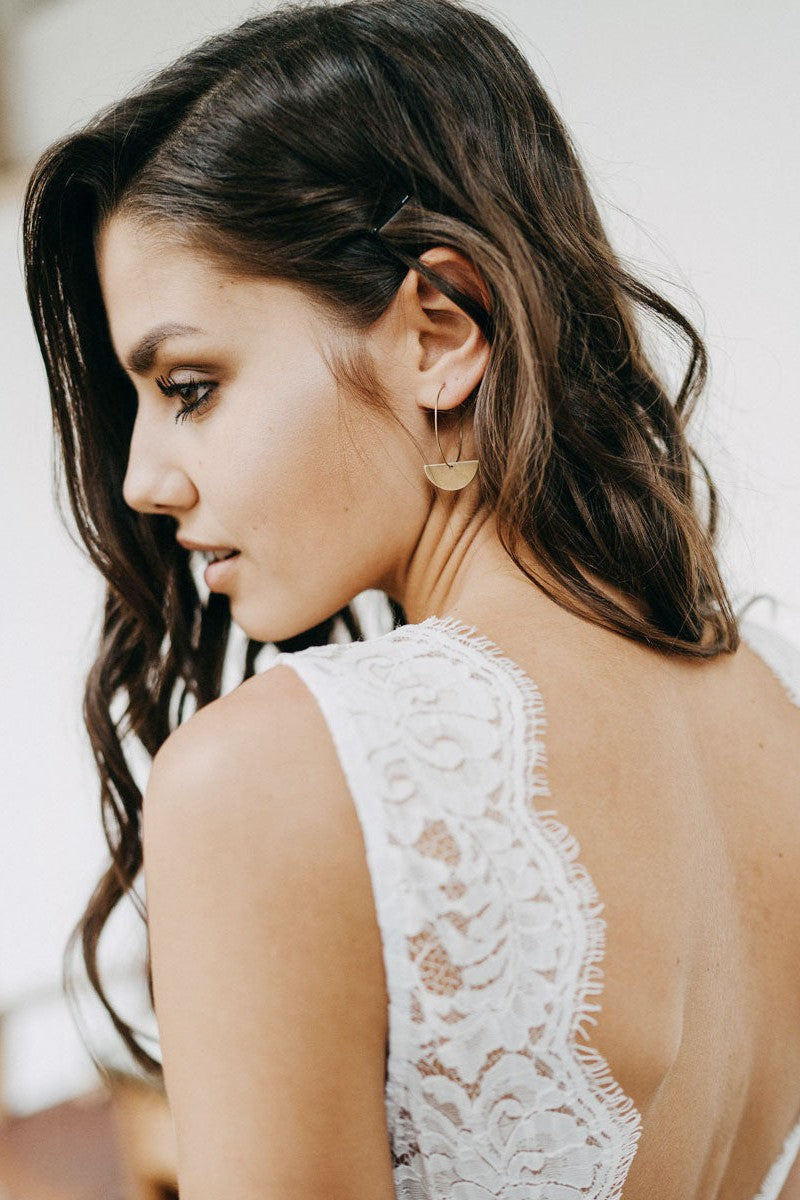 Casual Wedding Dress Tulle A-Line Chic V-Neck Sleeveless Lace Long Bridal Gowns