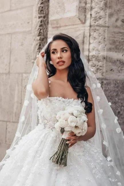 Charming Ball Gown Lace Square Sleeveless White Wedding Dresses With Appliques (ZD16617)