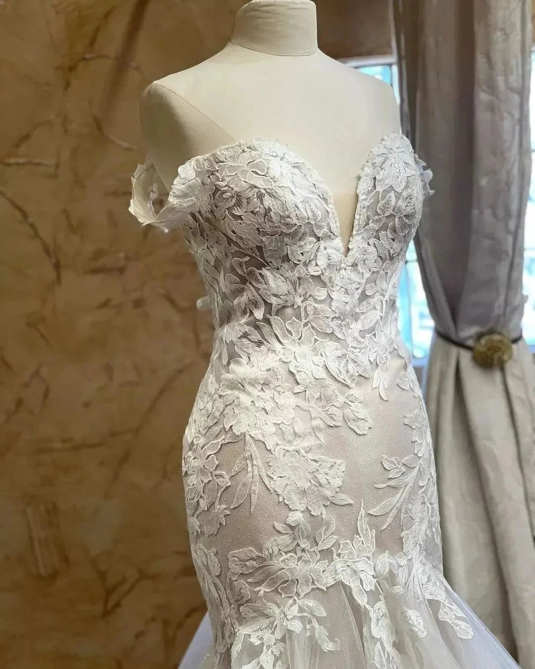 Charming Mermaid Lace V-Neck Sleeveless White Wedding Dresses With Appliques (ZD15538)