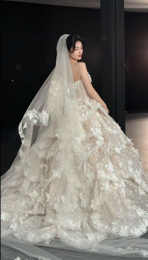 Chic A-Line Long Wedding Dress Tulle Strapless White Bridal Gown Appliques Sleeveless Bridal Dresses