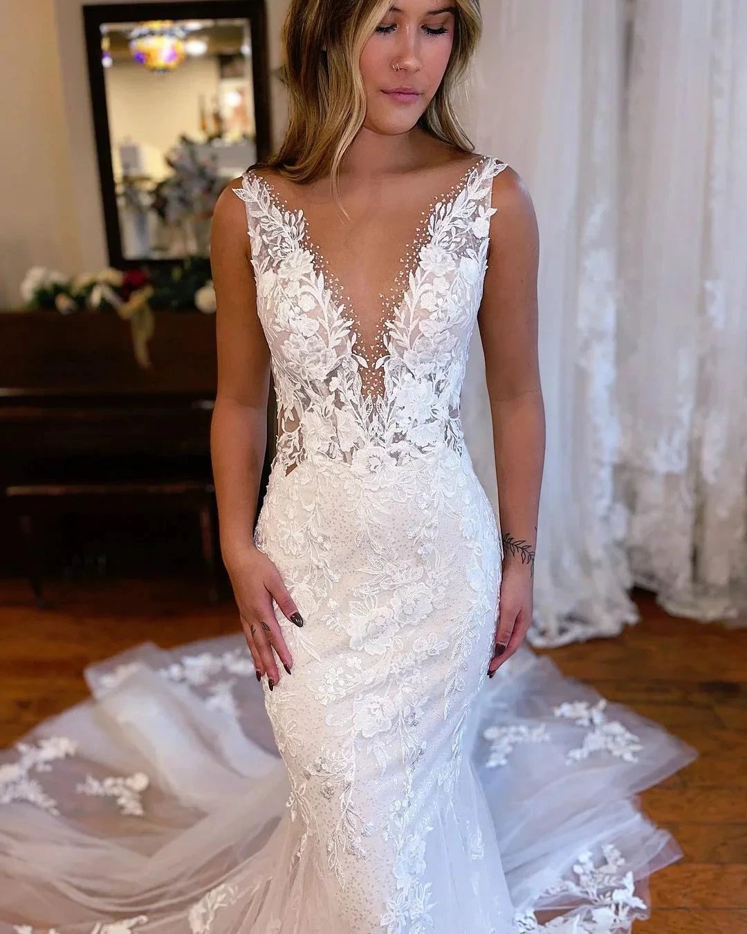 Chic Long Mermaid V-neck Sleeveless Lace Wedding Dress (ZD14822)
