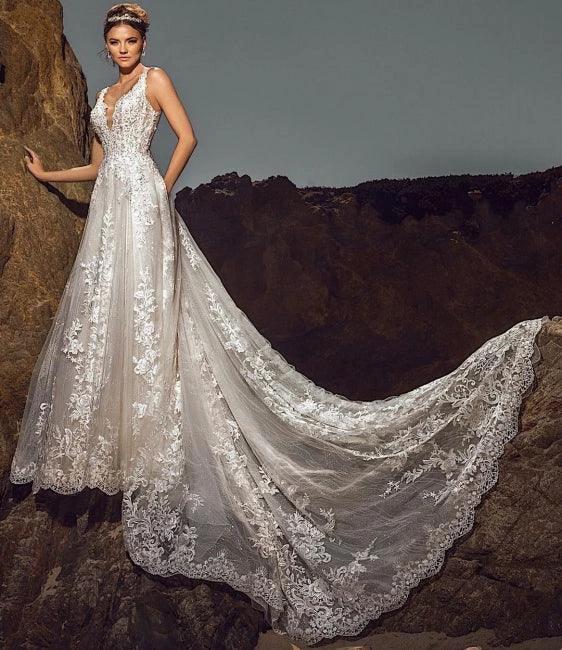 Chic Sleeveless V-Neck Wedding Dress Aline Tulle Brial Dress with Lace Appliques& Pockets (ZD16585)