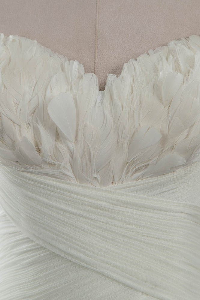 Chic Strapless Sweetheart Ivory Wedding Dresses Ruffles Tulle Sleeveless Bridal Gowns with Feather (ZD17456)
