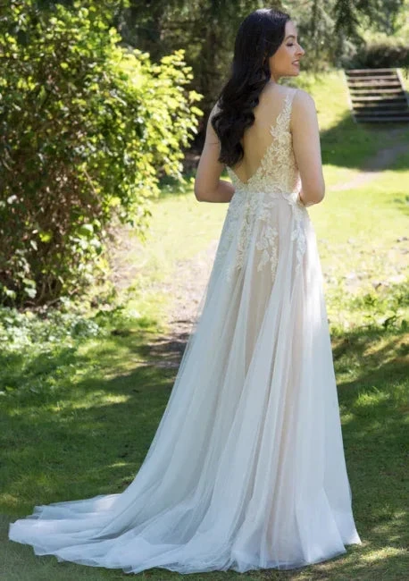 Chic V-neck Appliques Tulle A-line Wedding Dress (ZD13923)