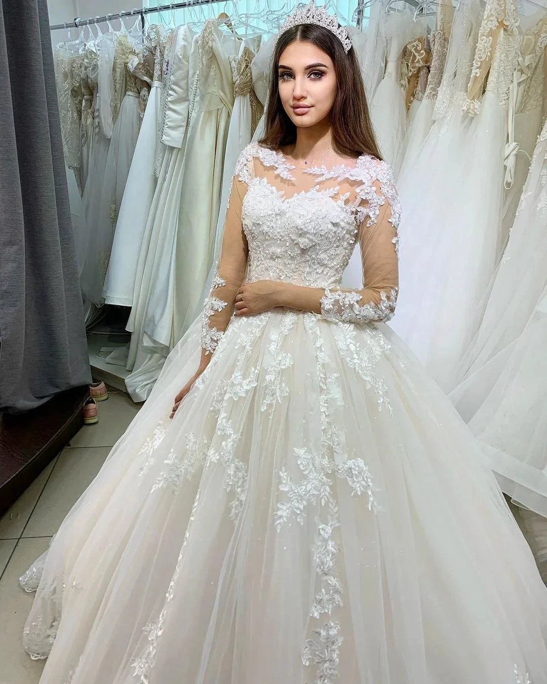 Classy Long Princess Appliques Lace Tulle Wedding Dress with Sleeves (ZD15074)
